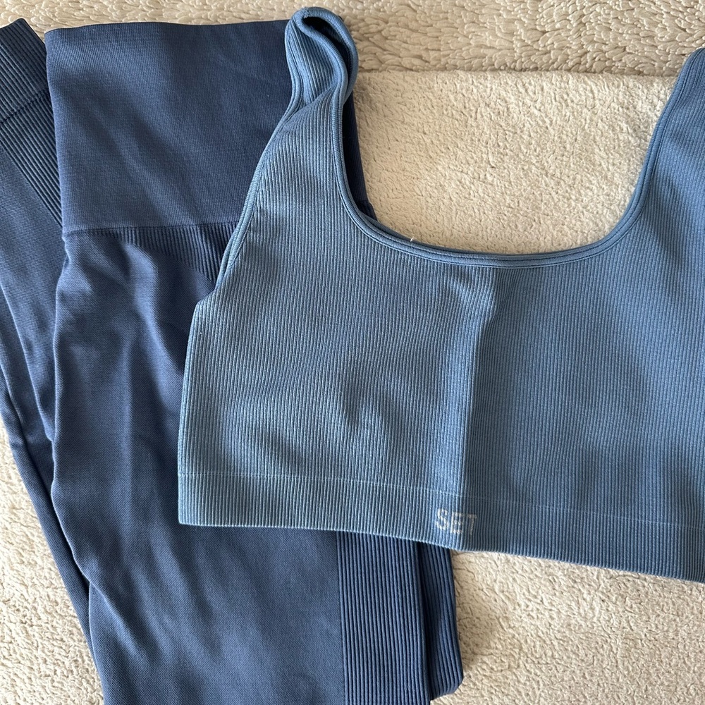 Set Active leggings and sports bra